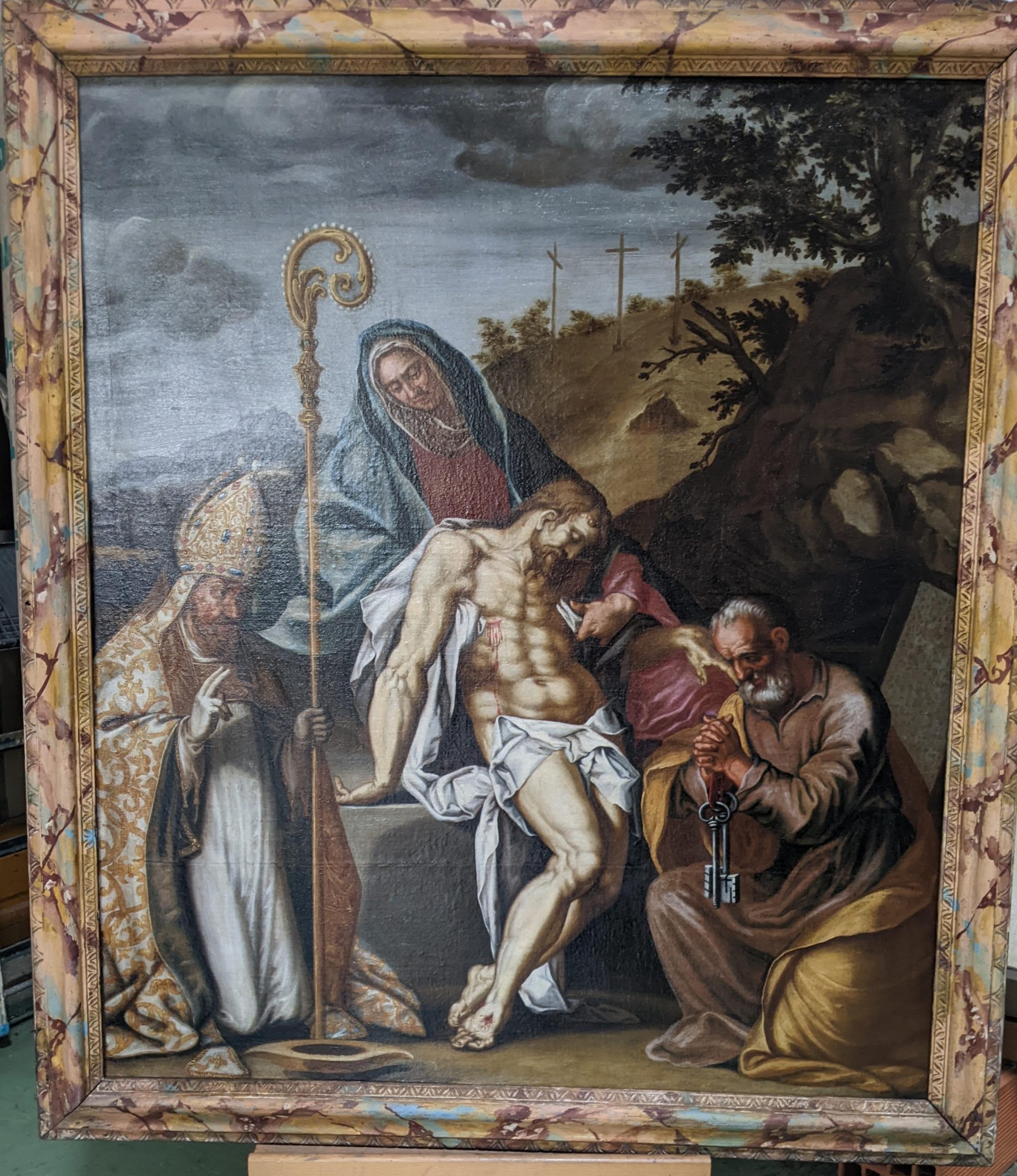 Pieta entourée d'un évêque et de Saint Pierre après restauration